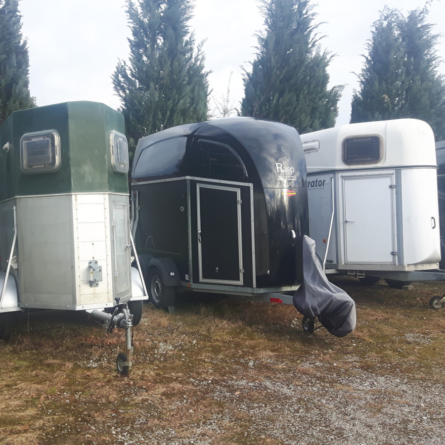 Vor Ort Reifenmontage Pferdeanhänger